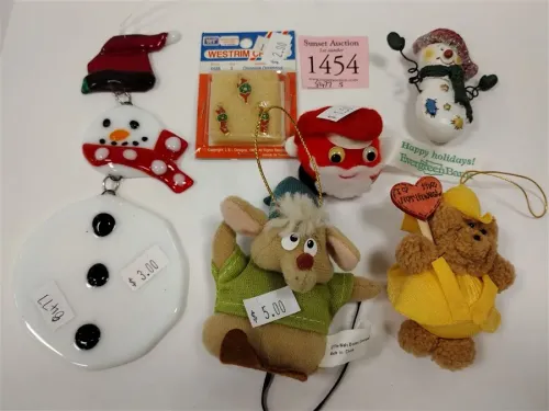 COLLECTION OF SMALL XMAS AND OTHER COLLECTIBLES
