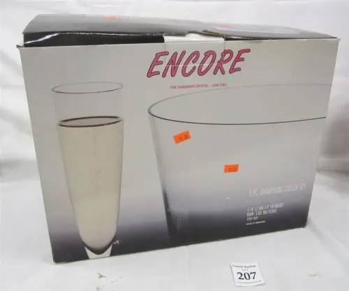 SET OF FOUR CHAMPAGNE FLUTE WITH MATCHING GLASS CHAMPAGNE BUCKET